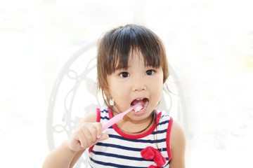 歯磨きをする女の子