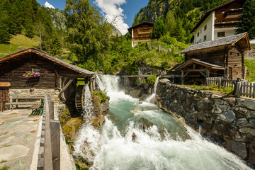 Fototapeta na wymiar Letni krajobraz z młyna na dzika rzeka, Tyrol, Austria.