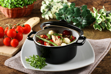 Salad with tuna, tomato, green beans and mozzarella
