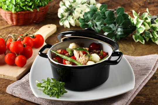 Salad with tuna, tomato, green beans and mozzarella