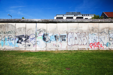 Obraz premium Mur Berliński z graffiti. Gedenkstatte