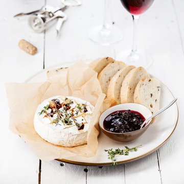 Baked Camembert cheese with red wine and bread