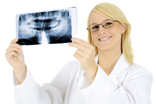 Dentist mit Röntgenaufnahme
