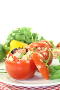 gefüllte Tomaten mit Nudelsalat und Basilikum
