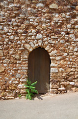 木のドアと石の壁