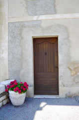 木のドアと塗壁