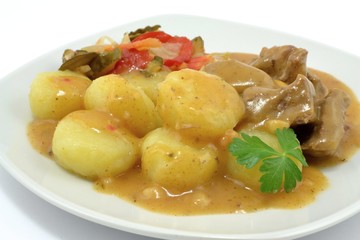 kluski śląskie z sosem gulaszowym