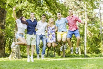 Fototapeta premium Nastolatki skaczą w parku