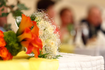 Kwiaty, bukiety ślubne na sali weselnej.