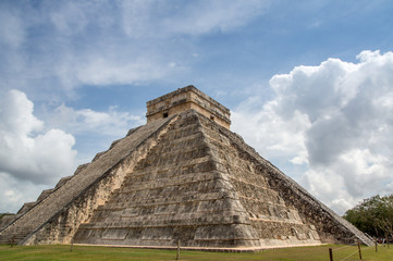 Obraz na płótnie Canvas Chichen Itza: Pyramide de kukulcan 2