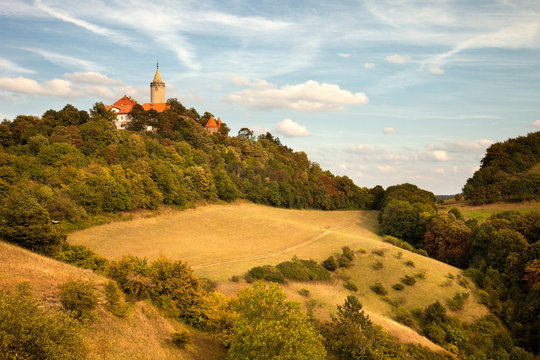 Landschaft mit Leuchtenburg