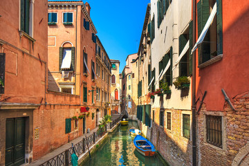 Fototapeta na wymiar Pejzaż Venice, kanał wody, most i budynki. Włochy