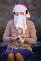 Image drôle d'une vieille femme tricotant.