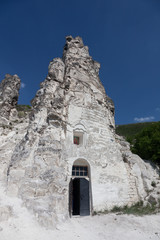 Fototapeta na wymiar Cave Temple w Divnogorsky Najświętszego Uspenskom człowieka klasztoru