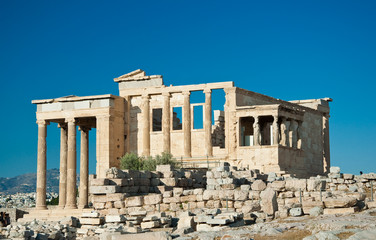Fototapeta na wymiar Erechtejon na Akropolu w Atenach w Grecji.