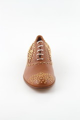 scarpa in cuoio con borchie