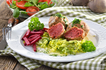 Südtiroler Rohnenknödel auf Lauchgemüse