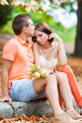 Naklejka premium Happy young couple in love at the autumn park