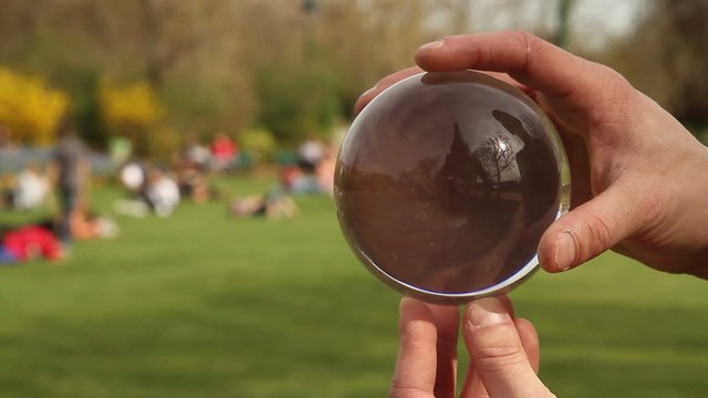 parc public vue au travers d'une boule transparente