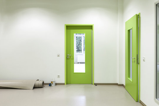 grüne Tür mit Glaseinsatz 