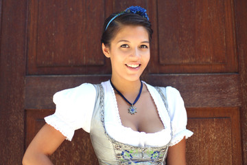 junge Frau im Dirndl