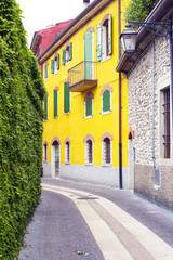 Fototapeta na wymiar Lazise Garda-Lake-Centrum miasta kolorowego obrazu alley