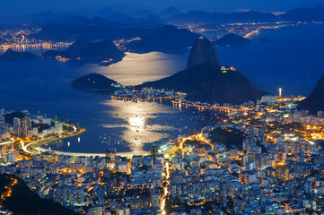 Nachtzicht op de berg Sugar Loaf en Botafogo in Rio de Janeiro
