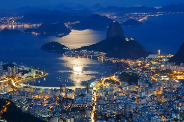 Tuinposter Rio de Janeiro Nachtzicht op de berg Sugar Loaf en Botafogo in Rio de Janeiro