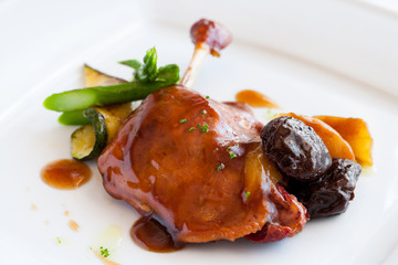 Roast duck thigh with sweet fruit sauce.