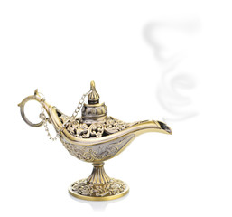 Fototapeta na wymiar Aladdin magiczna lampa na białym tle