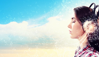 Obraz premium Young woman with headphones