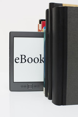 eBook, eingereiht zwischen Büchern