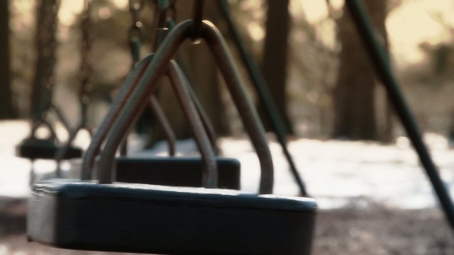 balan&ccedil;oire vide qui se balance