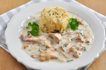 Semmelknödel mit Eierschwammerl Sauce