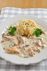 Semmelknödel mit Eierschwammerl Sauce