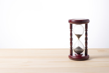 木のテーブルに砂時計