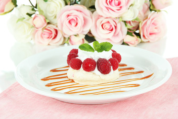 Obraz na płótnie Canvas Tasty meringue cake with berries, close up