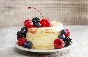 Round cake with fresh fruits