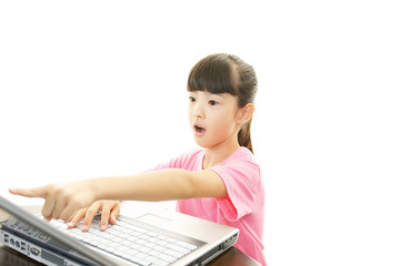 パソコンを楽しむ女の子