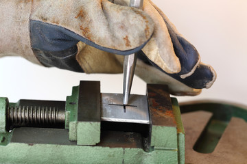 Hands ​​to mark the drill steel
