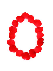 Obraz premium Letter O made ??of rose petals.