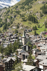 Fototapeta na wymiar Zermatt, górska wioska, kościół i wieś, Valais Alpy