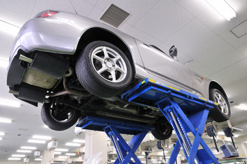リフトアップされた自動車