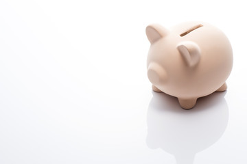 白背景にピンク色の豚の貯金箱