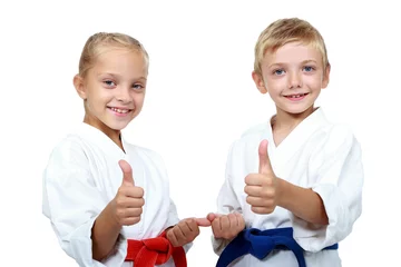 Papier Peint photo Lavable Arts martiaux Les athlètes d& 39 enfants avec des ceintures montrent un pouce levé