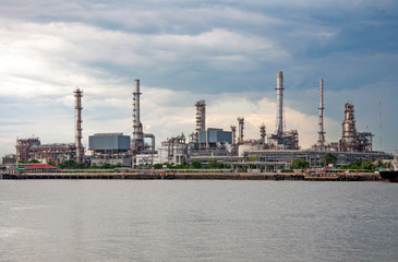 Obraz na płótnie Canvas Oil refinery factory at river Thailand