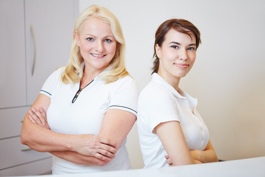 Zwei medizinische Fachangestellte beim Arzt