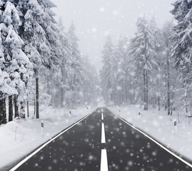 Straße bei Schneefall