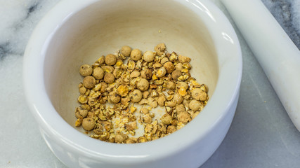 Koriander im Mörser