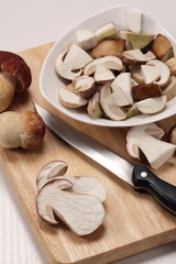 Fresh ceps/ porcini whole and cut